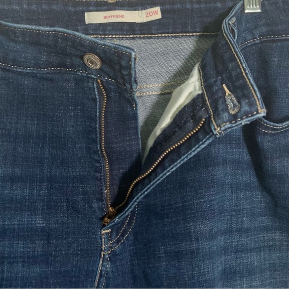 Like new- Levi's boyfriend fit jeans size 20w - Picture 3 of 6